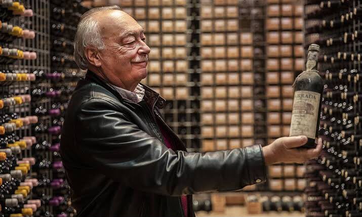 O viticultor português Luís Pato na adega