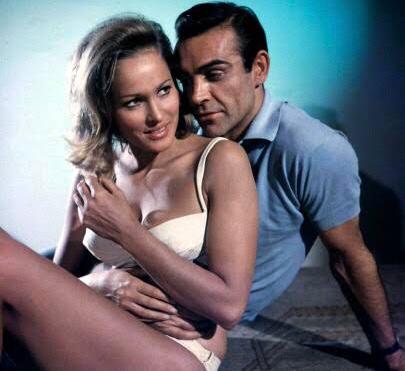Sean Connery ao lado de uma Bond girl