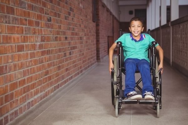 A inclusão de jovens e crianças com deficiência no ambiente escolar é um direito fundamental. A legislação brasileira estabelece garantias específicas para assegurar que esses estudantes tenham acesso igualitário à educação. Exploraremos alguns desses direitos nesta coluna.